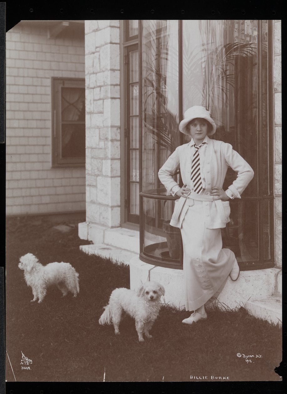 Billie Burke i dwa psy w Burkeleigh Crest, jej dom w Hastingson, Nowy Jork, 1912 (odbitka żelatynowa) autorstwa Byron Company