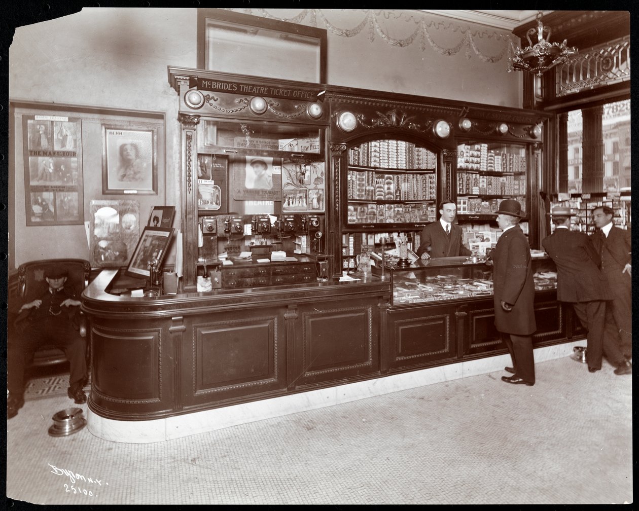 Kasa sprzedaży cygar i biletów do teatru w Hotelu Cadillac, 1907 (srebrny odbitka żelatynowa) autorstwa Byron Company