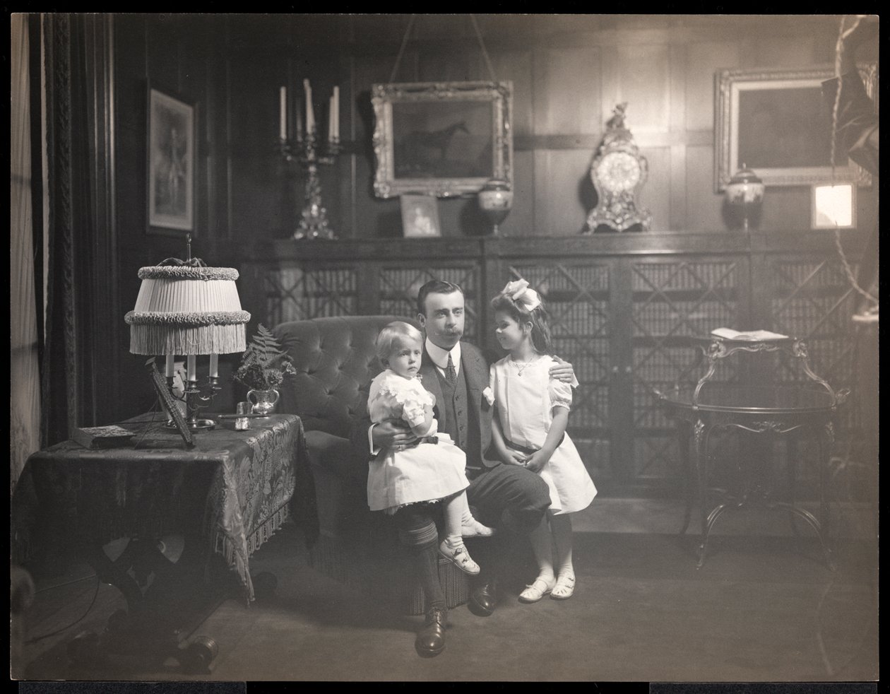 Clarence Mackay z dziećmi w bibliotece Harbour Hill, w Roslyn, Long Island, ok. 1905 (srebrny odbitka żelatynowa) autorstwa Byron Company