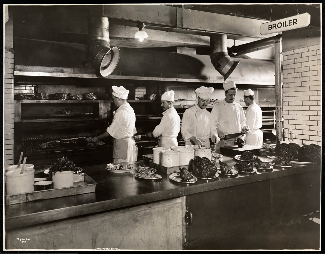 Kucharze u brojlera w kuchni Hotelu Commodore, 1919 (srebrny odbitka żelatynowa) autorstwa Byron Company