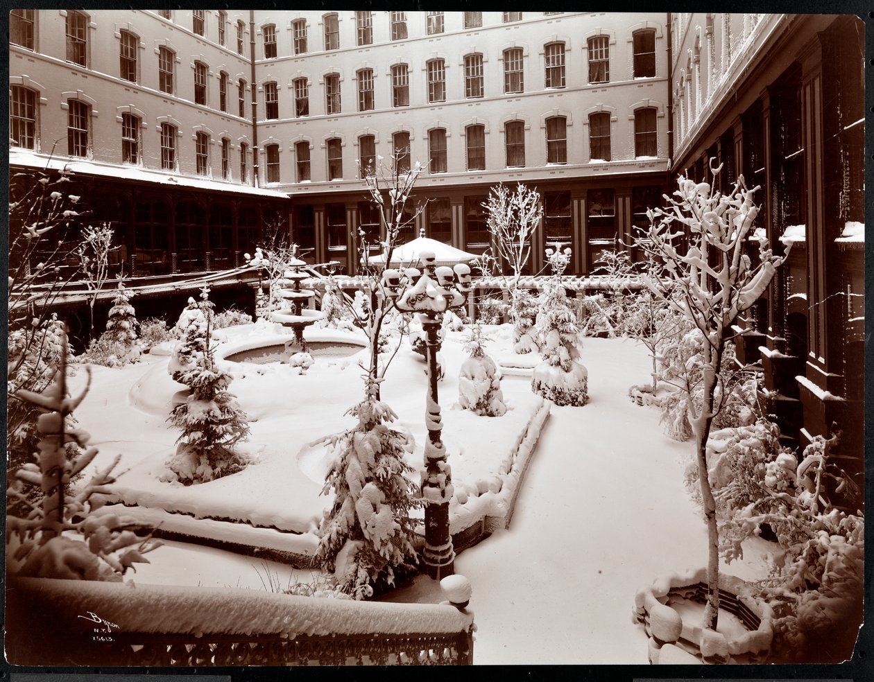 Dziedziniec hotelu Park Avenue, 1908 (srebrny odbitka żelatynowa) autorstwa Byron Company