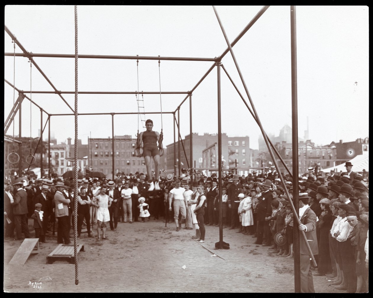 Tłum oglądający gimnastyczkę w Hudson Bank Gymnasium and Playground, 53rd Street and 11th Avenue, Nowy Jork, 1898 (srebrny odbitka żelatynowa) autorstwa Byron Company