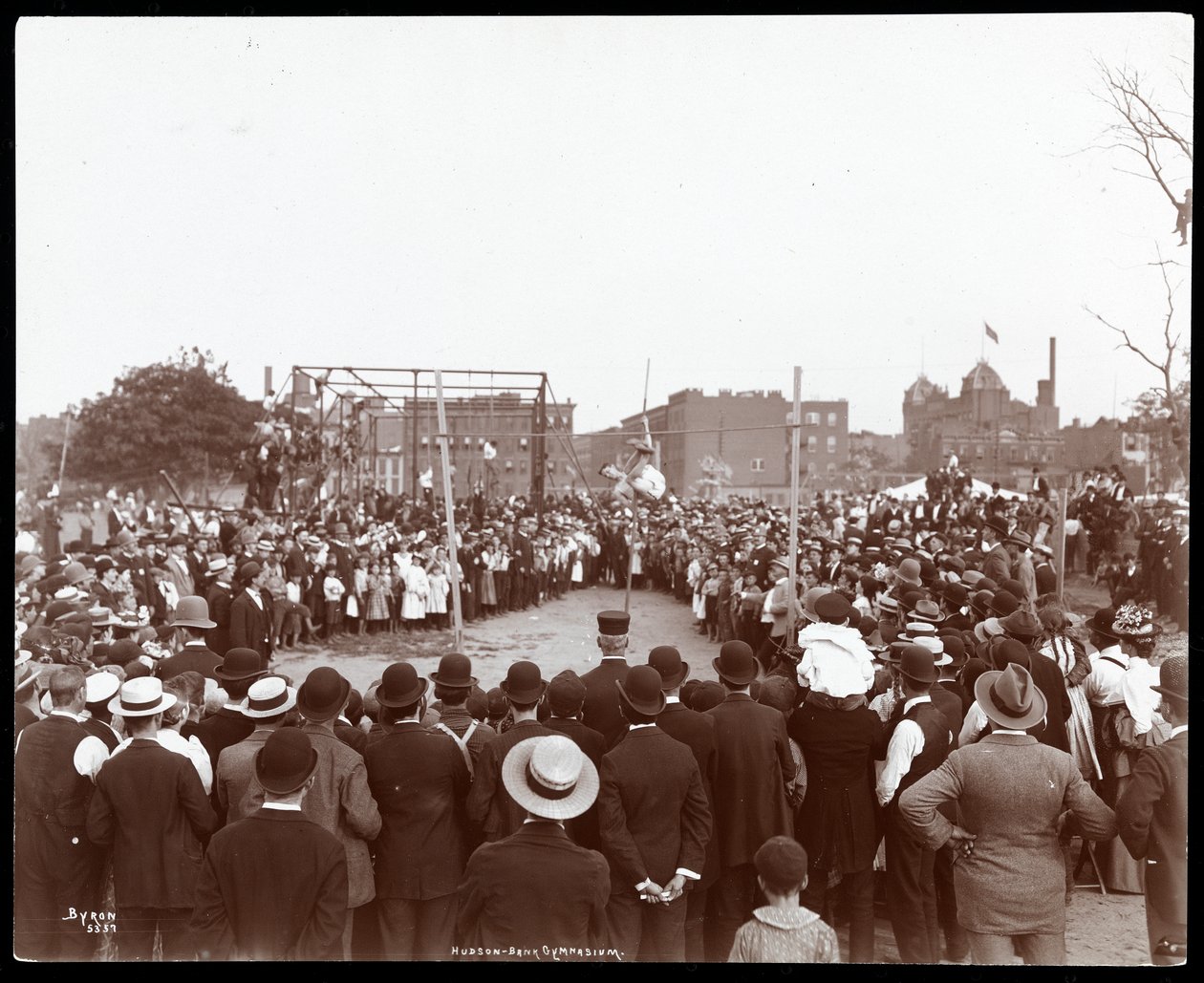 Tłum oglądający kijkarza w Hudson Bank Gymnasium and Playground, 53rd Street i 11th Avenue, Nowy Jork, 1898 (odbitka żelatynowa) autorstwa Byron Company