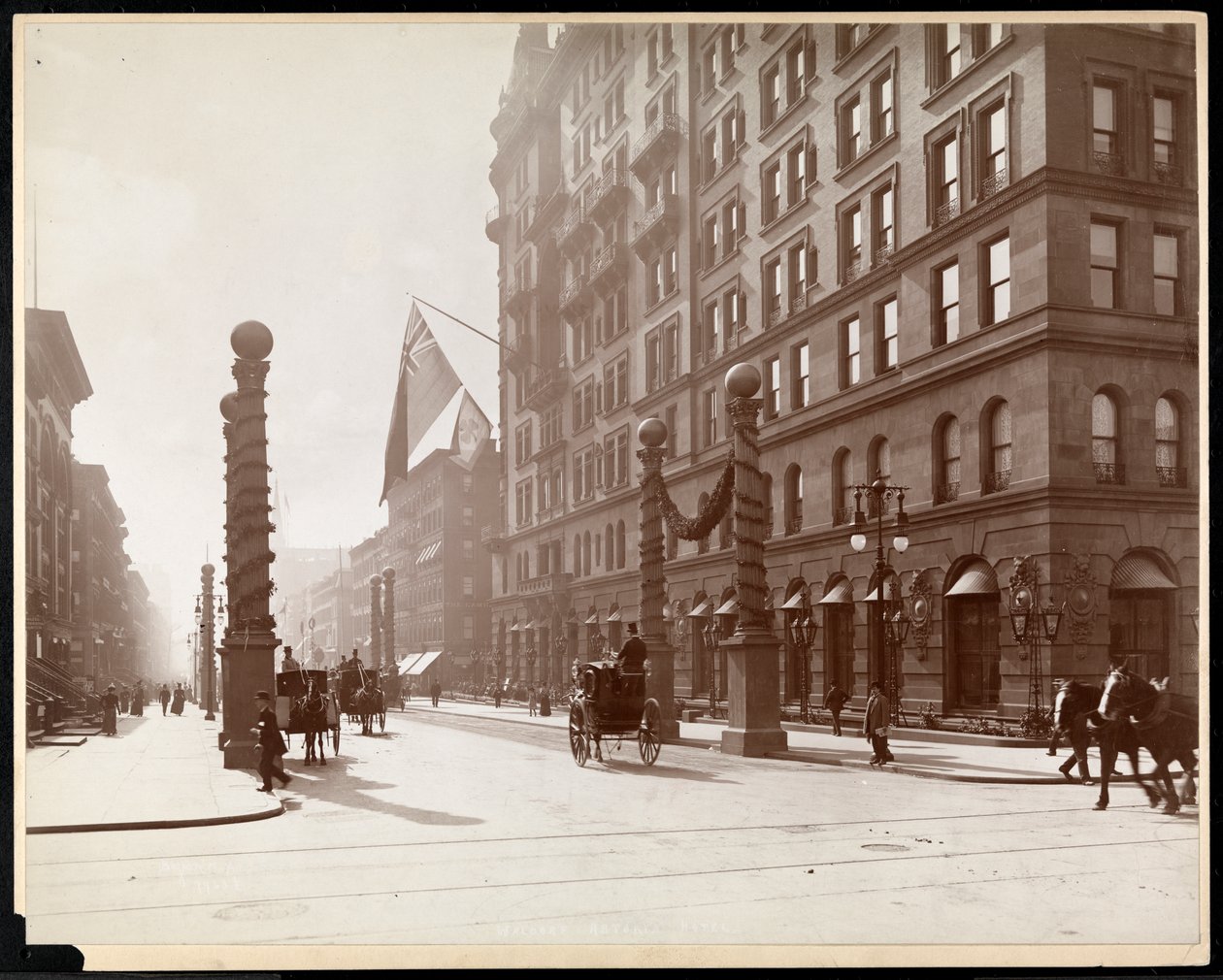 Dekoracje na Dewey Parade w Waldorf Astoria Hotel, 33rd Street and 5th Avenue, Nowy Jork, 1899 (srebrny odbitka żelatynowa) autorstwa Byron Company