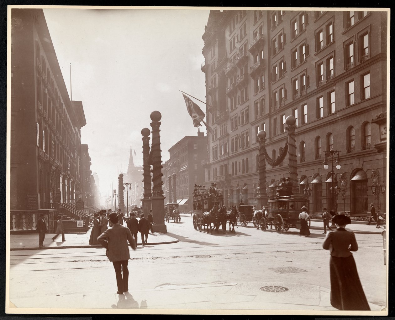 Dekoracje na Dewey Parade przed Waldorf Astoria Hotel przy 33rd Street i 5th Avenue, Nowy Jork, 1899 (srebrny odbitka żelatynowa) autorstwa Byron Company