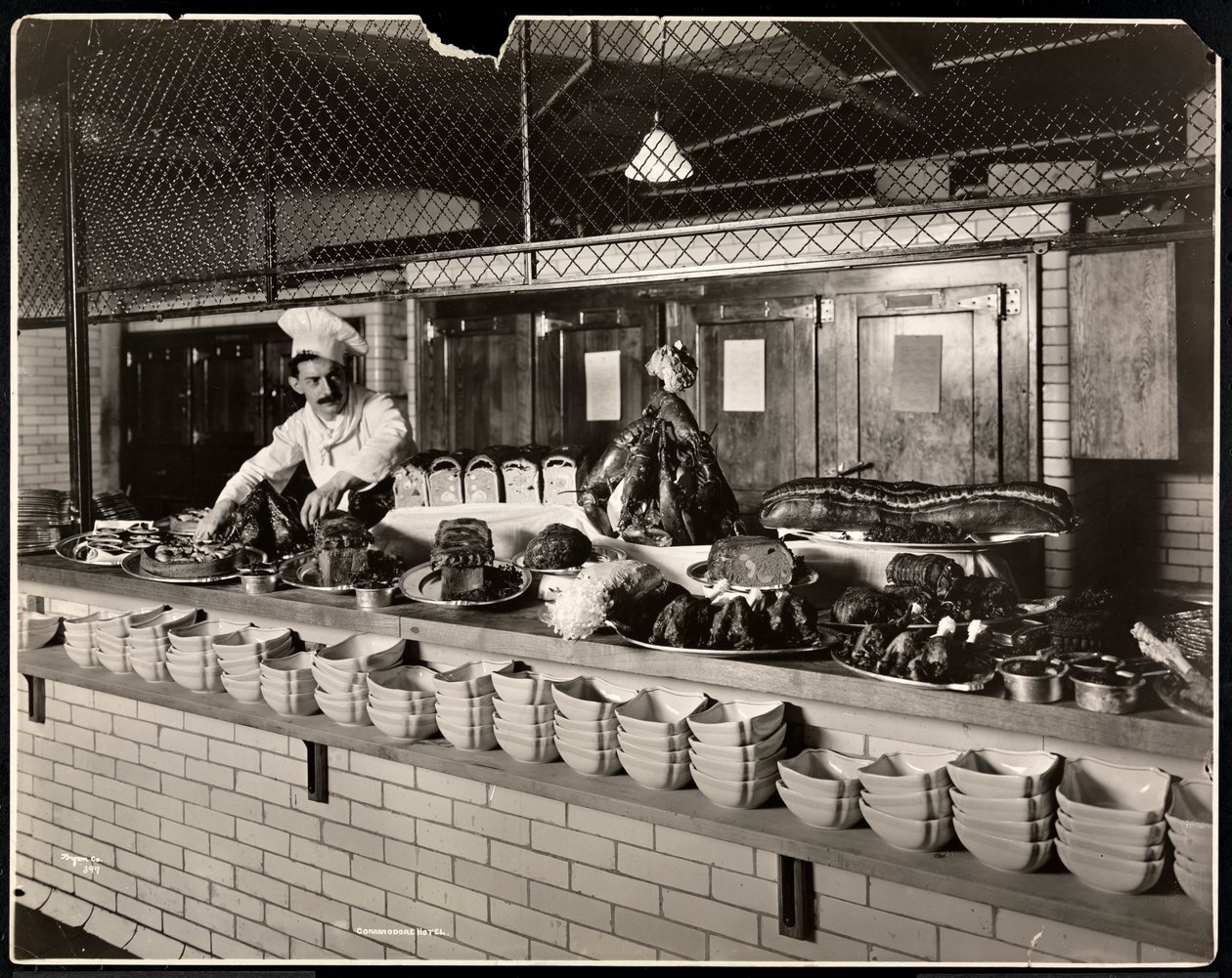 Ekspozycja wędlin w kuchni hotelu Commodore, 1919 (odbitka żelatynowa) autorstwa Byron Company