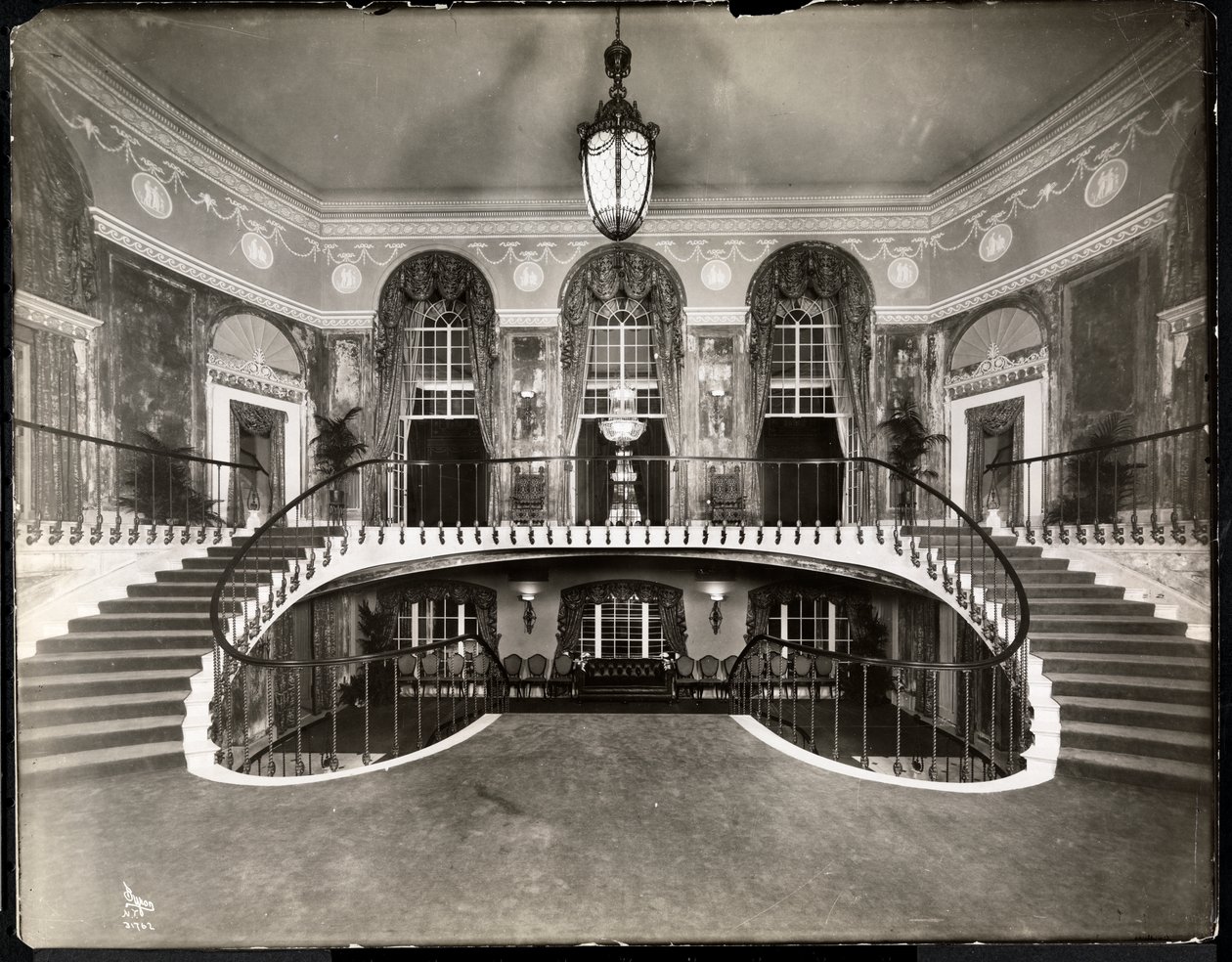 Podwójne schody w hotelu Ritz-Carlton, 1913 (srebrny odbitka żelatynowa) autorstwa Byron Company
