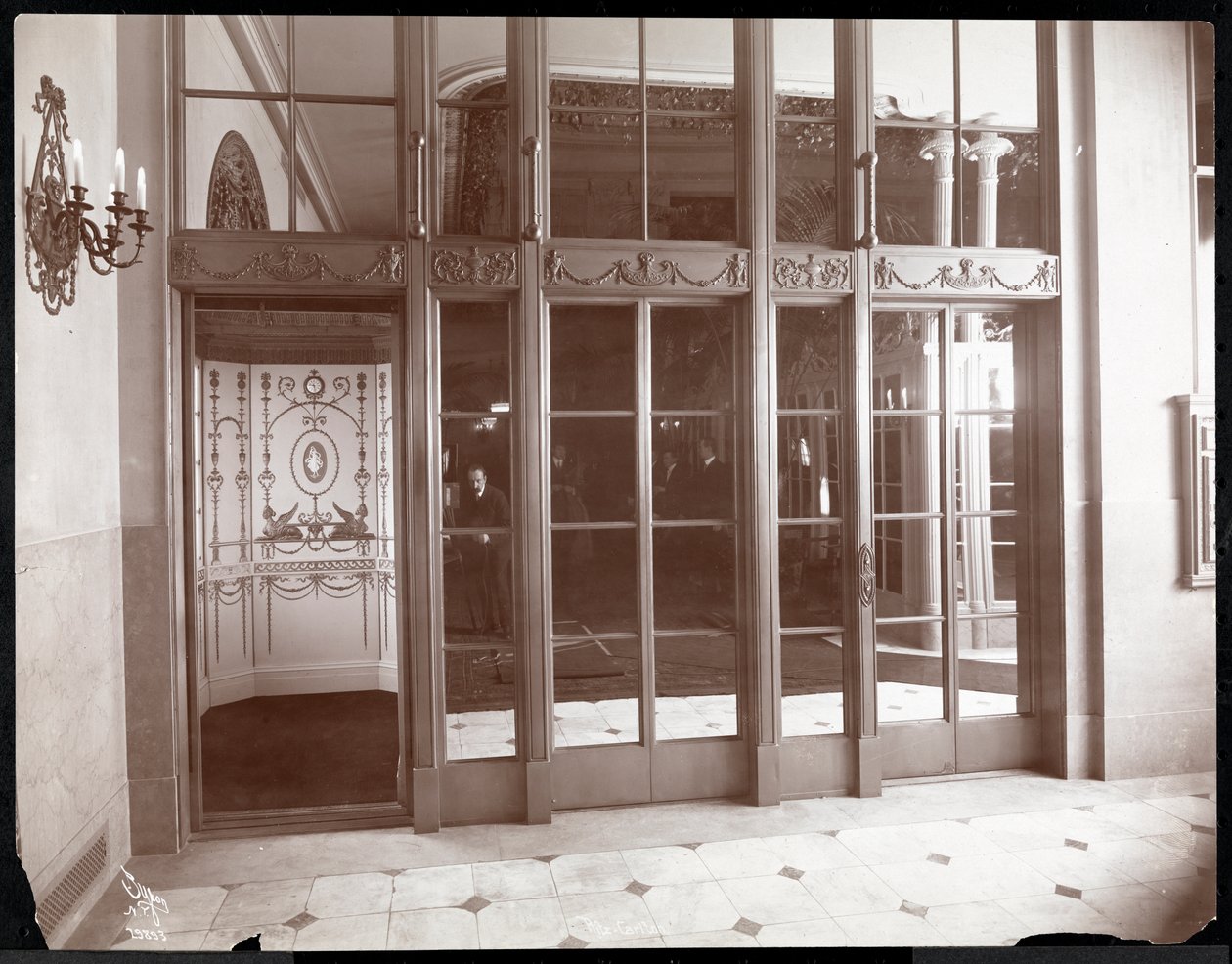Windy w hotelu Ritz-Carlton, 1910 lub 1911 (odbitka żelatynowa) autorstwa Byron Company