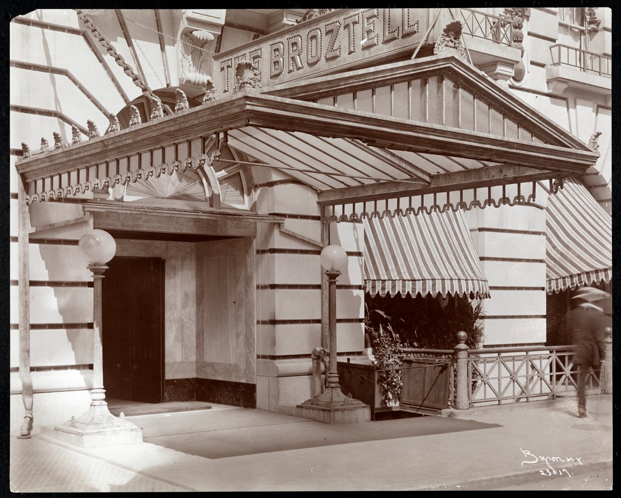 Wejście do hotelu Broztell, 3 East 27th Street, Nowy Jork, 1906 (srebrny odbitka żelatynowa) autorstwa Byron Company