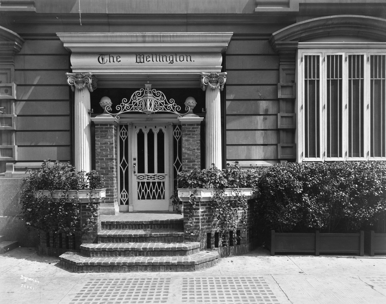 Wejście do hotelu Wellington, 871 7th Avenue, Nowy Jork, 1907 (srebrny odbitka żelatynowa) autorstwa Byron Company