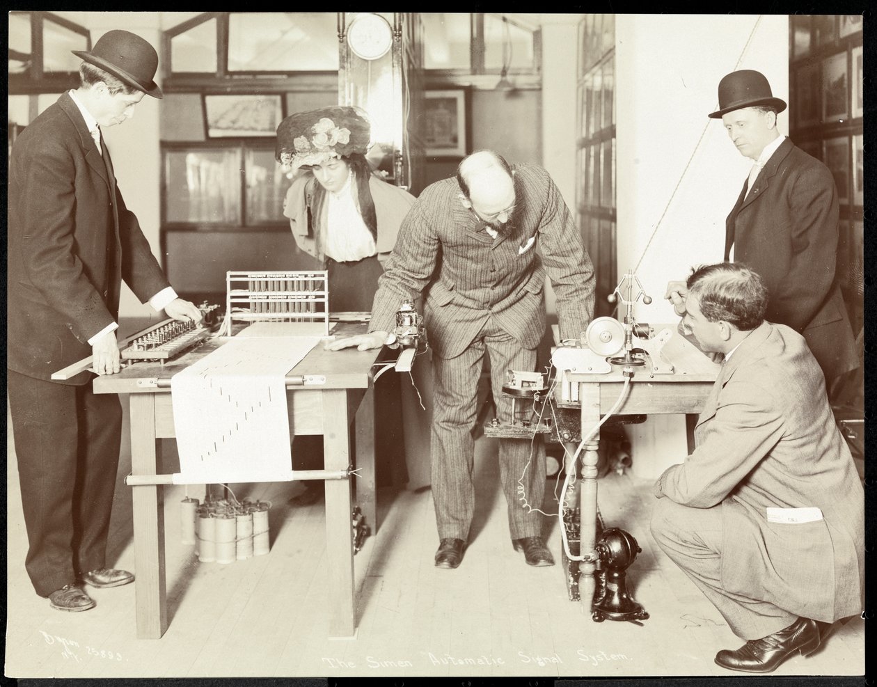 Wystawa Systemu Sygnalizacji Automatycznej Simen w Muzeum Urządzeń Bezpieczeństwa Amerykańskiego Instytutu Opieki Społecznej, Nowy Jork, 1908 (srebrny odbitka żelatynowa) autorstwa Byron Company
