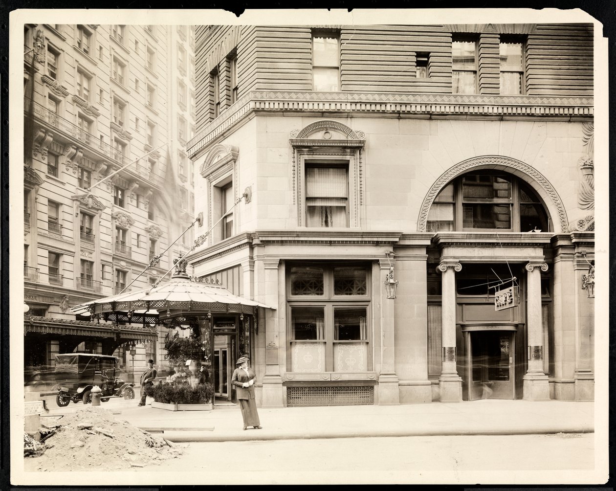 Stoisko z kwiatami i wejście do kawiarni Hotelu Imperial przy Broadwayu i 32 ulicy, Nowy Jork, ok. 1905 r. (odbitka żelatynowa) autorstwa Byron Company
