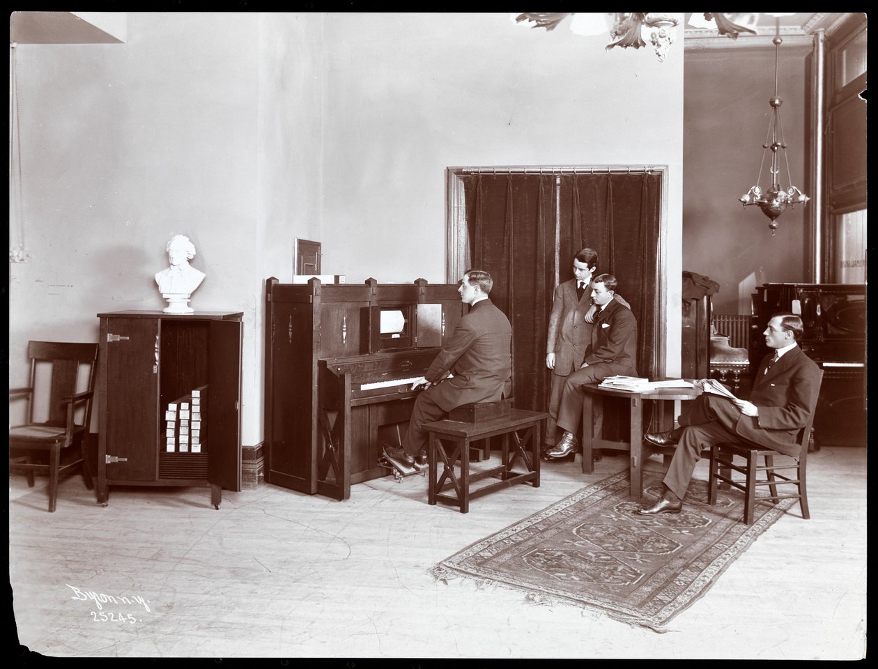 Czterech mężczyzn, jeden grający na pianinie H. Bruman Co., 1907 (srebrny odbitka żelatynowa) autorstwa Byron Company