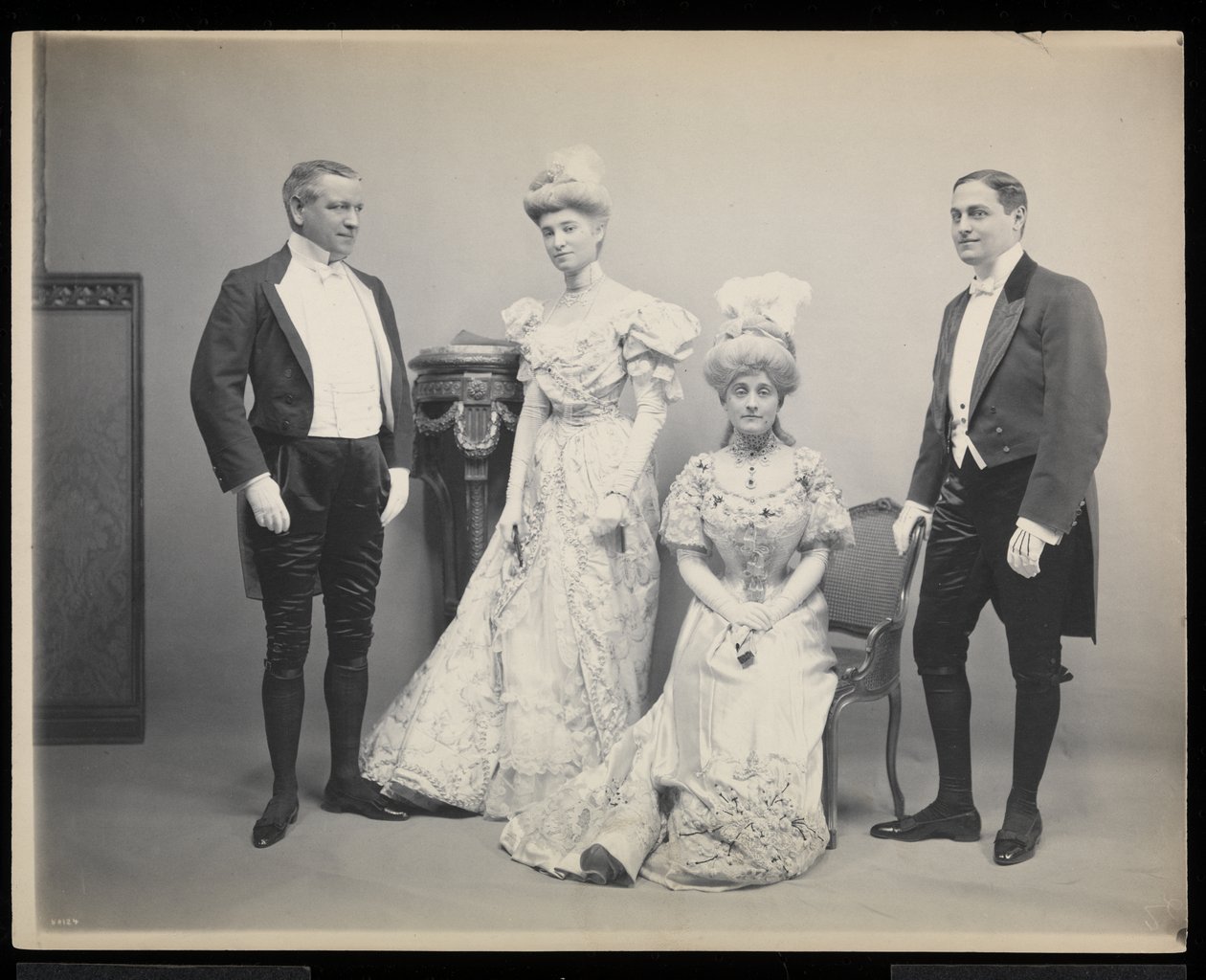 Portret grupowy Sydneya Dillona Ripleya z trzema innymi osobami na balu u Jamesa Hazena Hyde