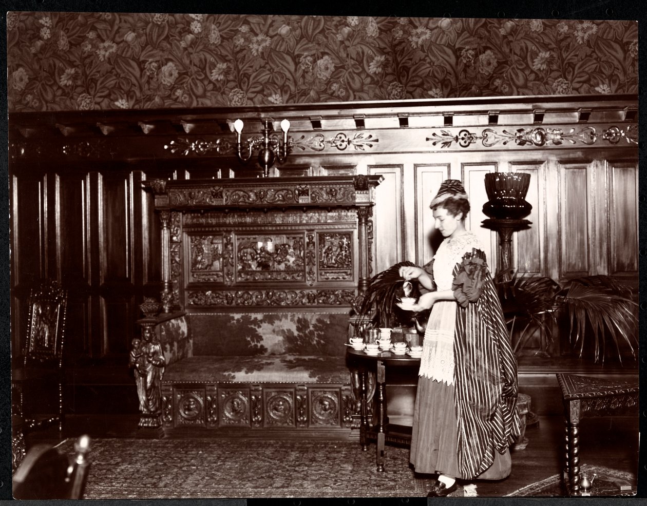 Goście podejmowani herbatą w hotelu Marie Antoinette, 1895 lub 1896 (odbitka żelatynowa) autorstwa Byron Company