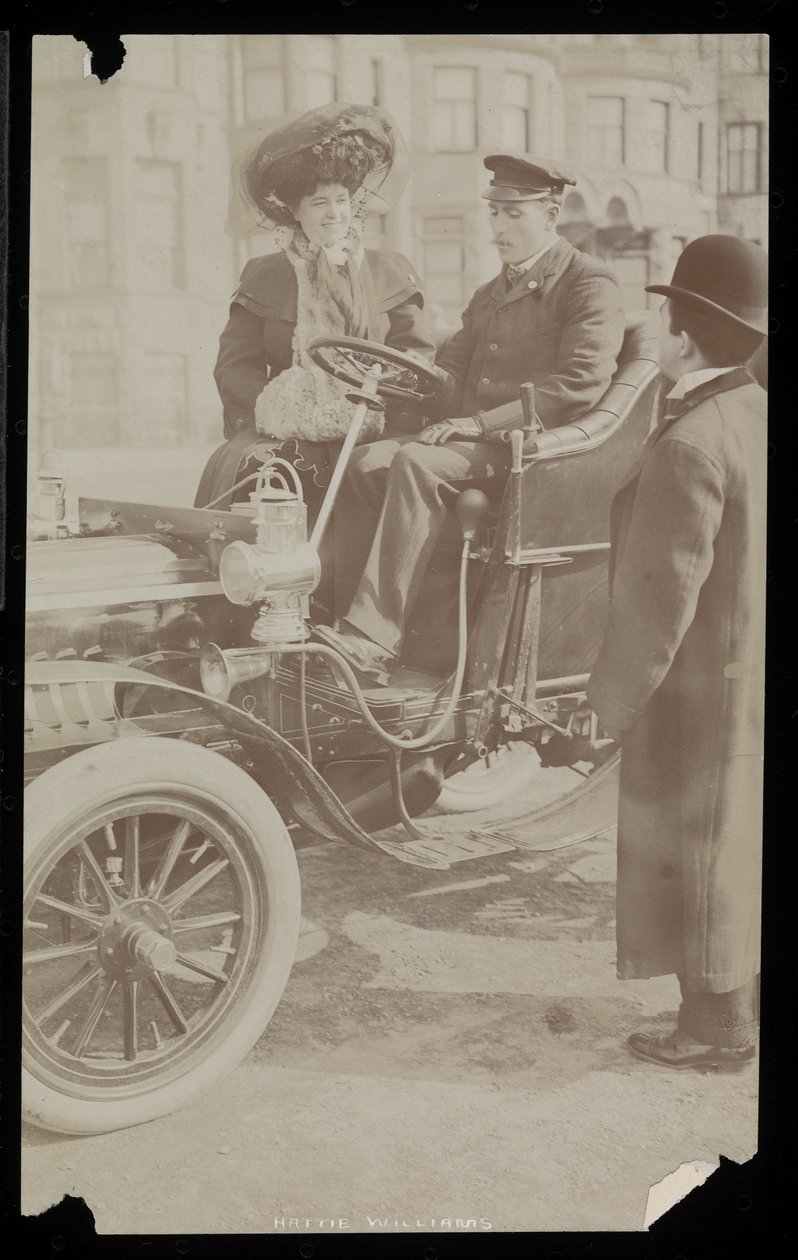 Hattie Williams siedząca z kierowcą w jednym z pierwszych samochodów w Nowym Jorku, Nowy Jork, 1890-1910 (srebrny odbitka żelatynowa) autorstwa Byron Company