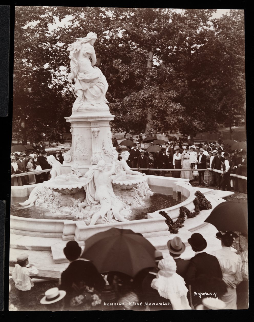 Pomnik Heinricha Heinego (Fontanna Lorelei) i tłum obecny na odsłonięciu, Grand Concourse i 164th Street, Bronx, Nowy Jork, 1899 (srebrny odbitka żelatynowa) autorstwa Byron Company
