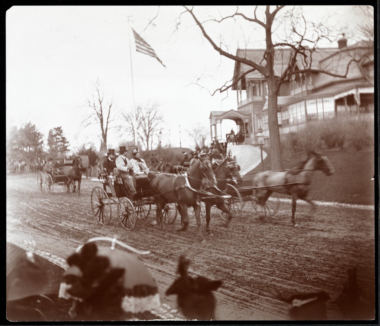 Powozy konne na Riverside Drive przed hotelem Claremont Inn, Nowy Jork, ok. 1895 r. (odbitka żelatynowa) autorstwa Byron Company