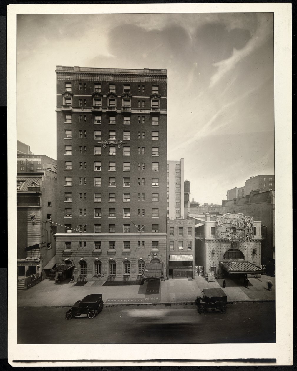 Hotel Bristol, 48th Street, Nowy Jork, 1920 (srebrny odbitka żelatynowa) autorstwa Byron Company