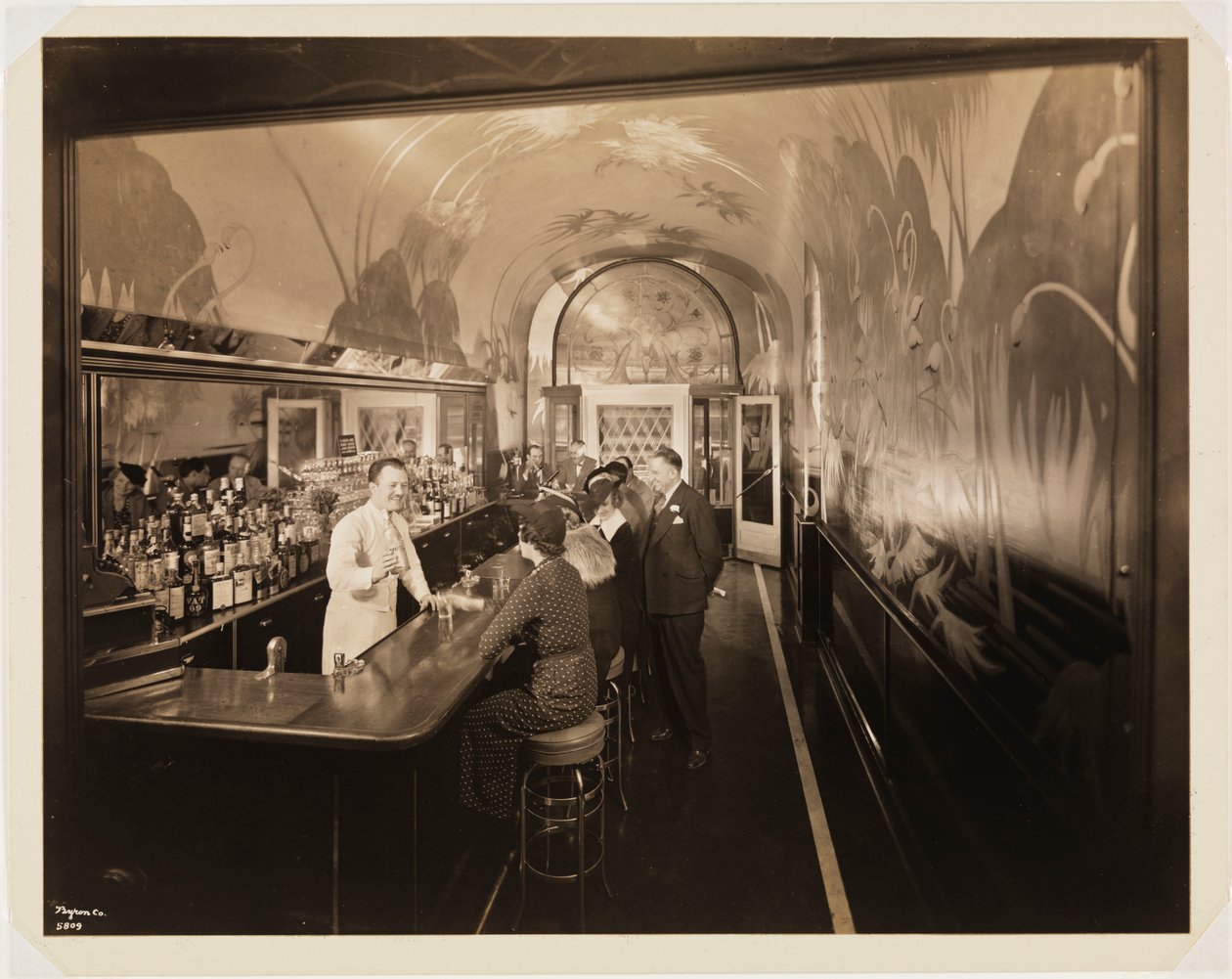 Hotel Woodward, wnętrze, bar, z ludźmi, 1937 (odbitka żelatynowo-srebrowa) autorstwa Byron Company