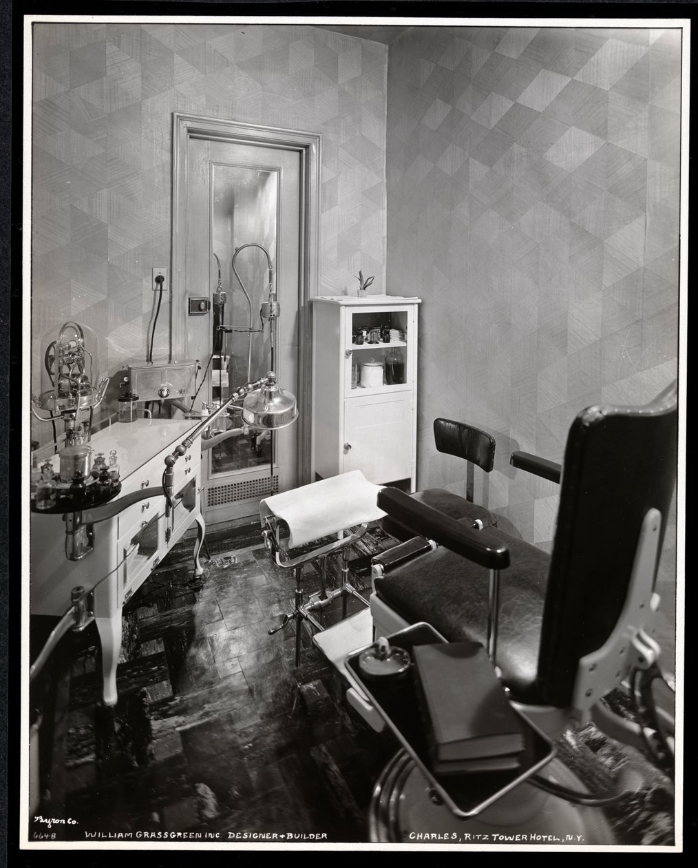 Widok wnętrza pokoju chiropodysty w salonie piękności Charles of the Ritz w hotelu Ritz Tower, Park Avenue i 57th St, Nowy Jork, 1932 (odbitka żelatynowa) autorstwa Byron Company