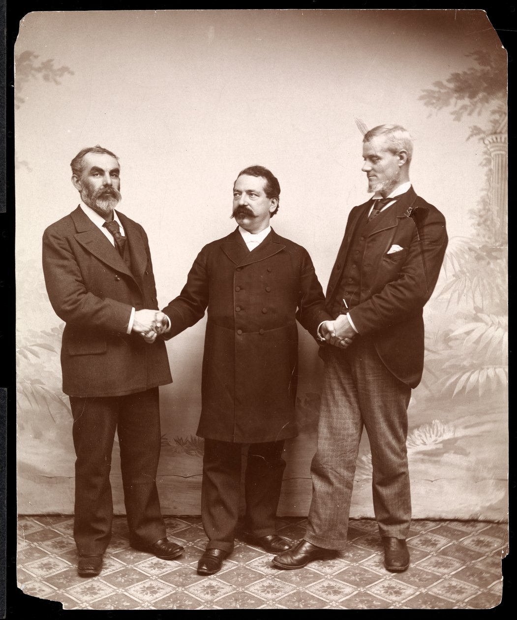 Przywódcy Partii Pracy Samuel Gompers, John Burns i Holmes, 1893-4 (srebrna odbitka żelatynowa) autorstwa Byron Company