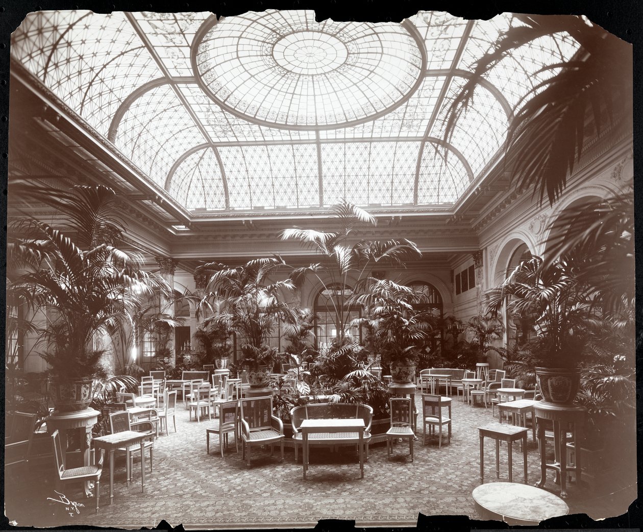 Poczekalnia w hotelu Plaza, ok. 1907 (srebrny odbitka żelatynowa) autorstwa Byron Company