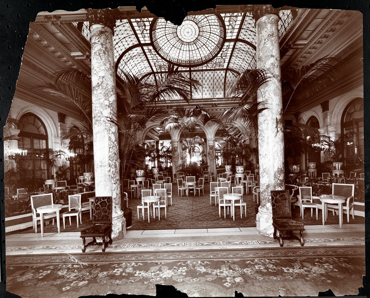 Poczekalnia w hotelu Plaza, ok. 1907 (srebrny odbitka żelatynowa) autorstwa Byron Company