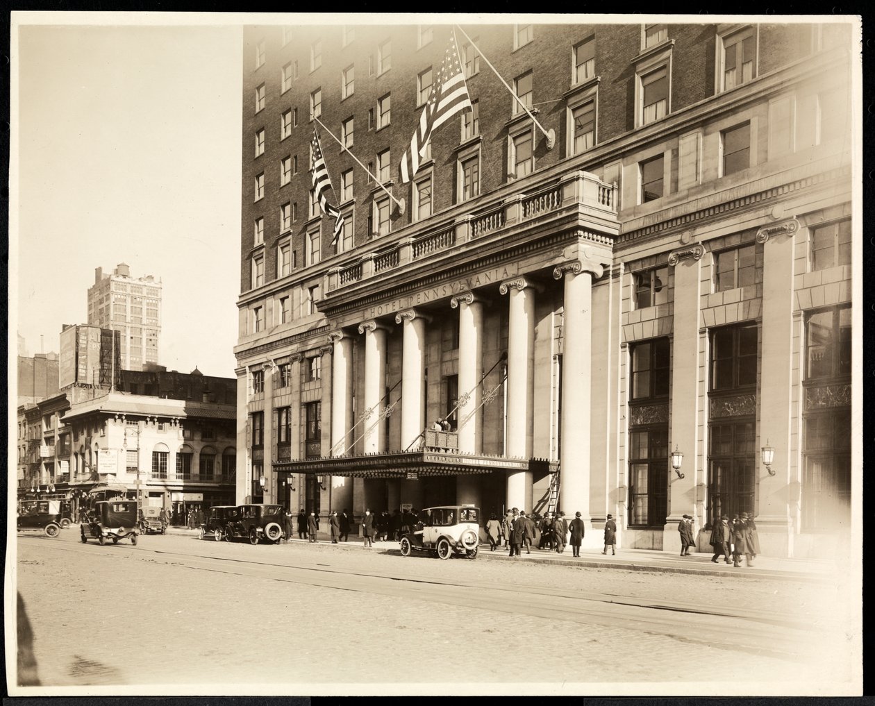Główne wejście do hotelu Pennsylvania, 7th Avenue i 32nd Street, Nowy Jork, 1919 (srebrny odbitka żelatynowa) autorstwa Byron Company