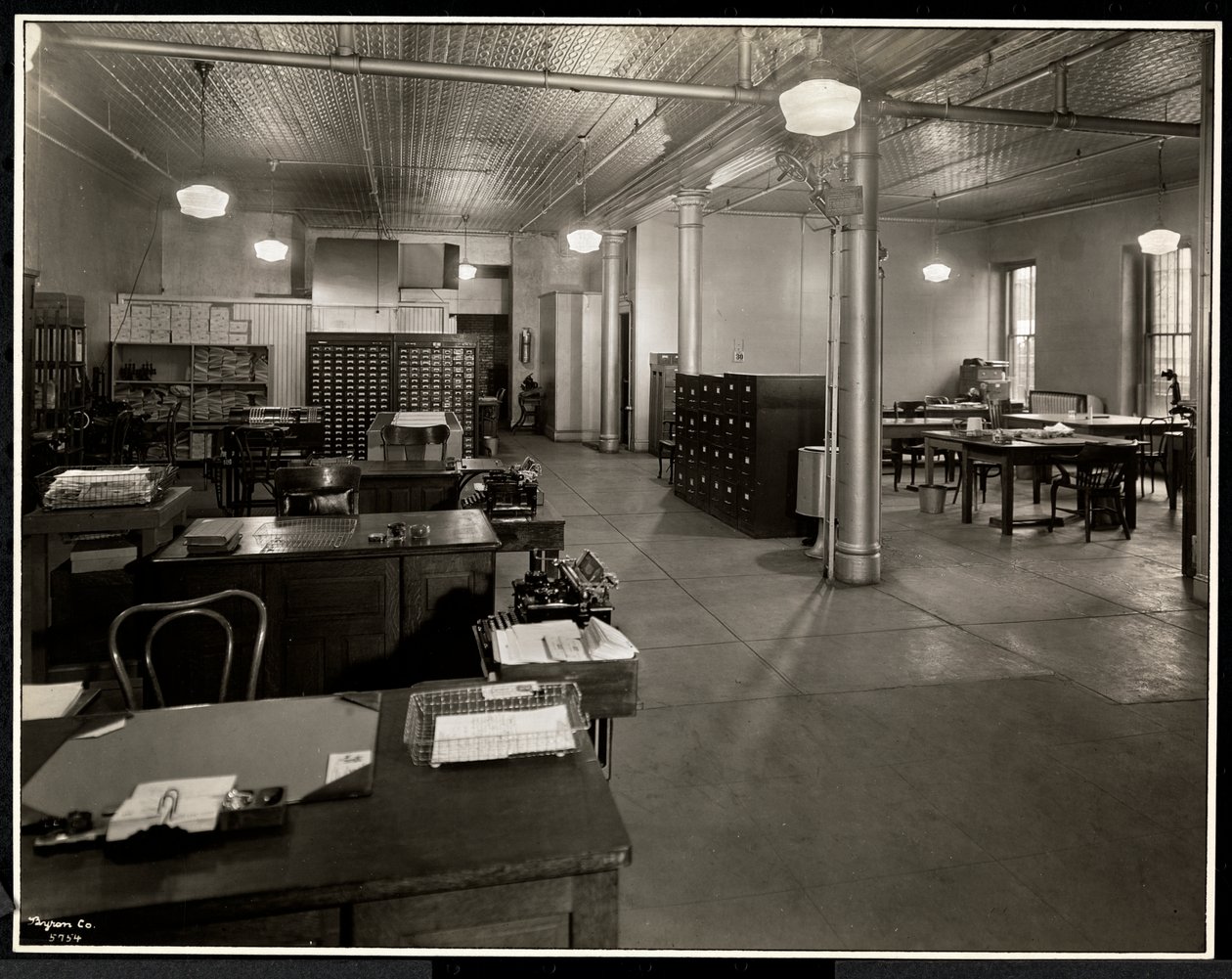 Siedziba główna Carolyn Laundry przy 111 East 129th Street, East Harlem, Nowy Jork, 1929 (srebrny odbitka żelatynowa) autorstwa Byron Company