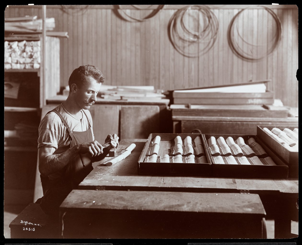 Mężczyzna pracujący w fabryce fortepianów Hardman, Peck und Co., Nowy Jork, 1907 (srebrny odbitka żelatynowa) autorstwa Byron Company