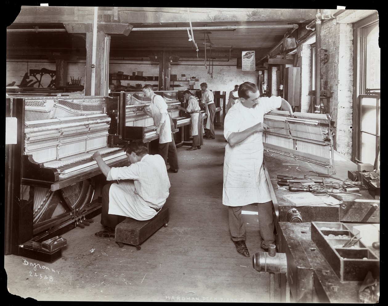 Mężczyźni pracujący w fabryce fortepianów Hardman, Peck und Co., Nowy Jork, 1907 (srebrny odbitka żelatynowa) autorstwa Byron Company