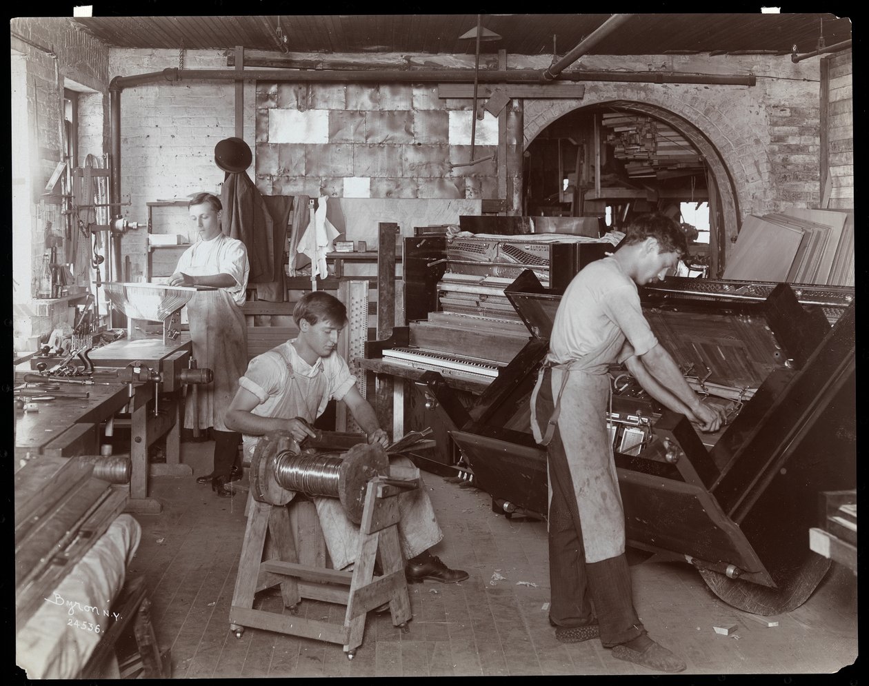 Mężczyźni pracujący w fabryce fortepianów Hardman, Peck und Co., Nowy Jork, 1907 (srebrny odbitka żelatynowa) autorstwa Byron Company