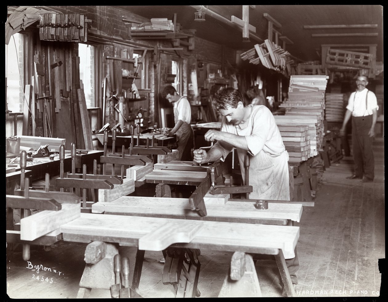 Mężczyźni pracujący w fabryce fortepianów Hardman, Peck und Co., Nowy Jork, 1907 (srebrny odbitka żelatynowa) autorstwa Byron Company