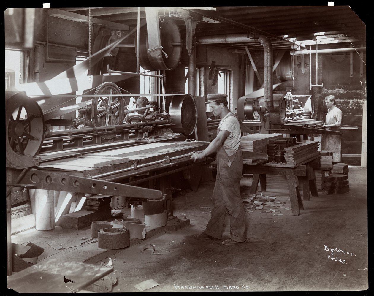 Mężczyźni pracujący w fabryce fortepianów Hardman, Peck und Co., Nowy Jork, 1907 (srebrny odbitka żelatynowa) autorstwa Byron Company