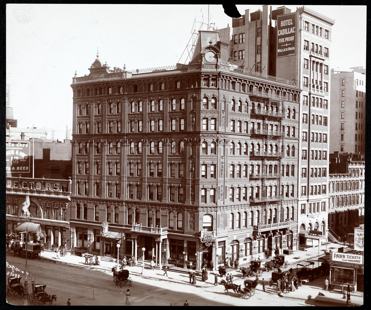 Północno-wschodni róg Hotelu Cadillac przy Broadwayu i 43rd Street, Nowy Jork, 1907 (srebrny odbitka żelatynowa) autorstwa Byron Company