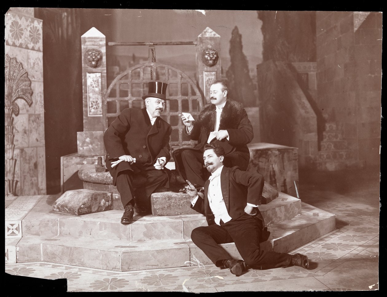 Oscar Hammerstein i dwóch innych w Manhattan Opera House, ok. 1905 (srebrny odbitka żelatynowa) autorstwa Byron Company