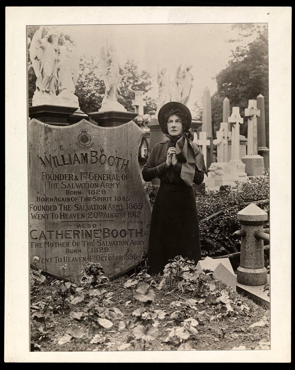 Portret Evy Booth przy grobie jej ojca, generała Williama Bootha, ok. 1915 (srebrny odbitka żelatynowa) autorstwa Byron Company