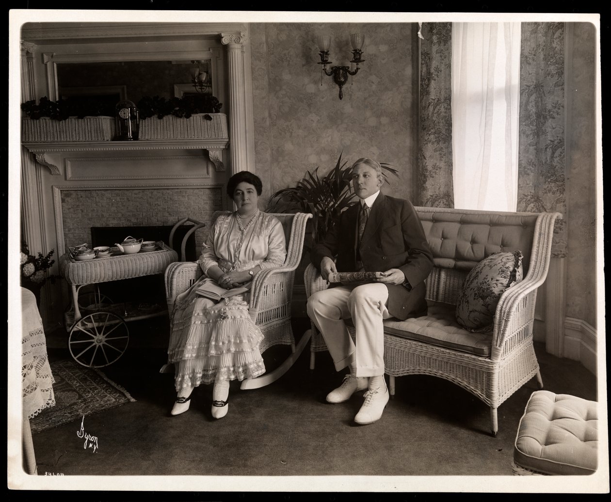 Portret pana i pani Howard siedzących pozowanych w salonie w ich domu przy 200 5th Avenue, Nowy Jork, 1916-6 (srebrny odbitka żelatynowa) autorstwa Byron Company