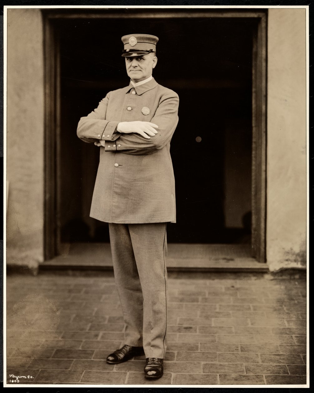 Portret najwyższego policjanta w Hotelu Commodore, 1922 (srebrny odbitka żelatynowa) autorstwa Byron Company