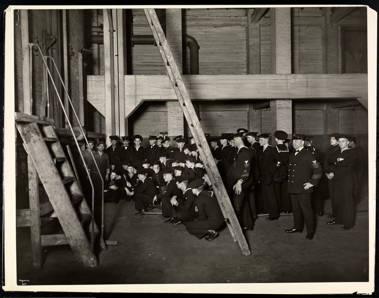 Marynarze z USA „Maryland” oględziny pieca podczas zwiedzania Hotelu Commodore, 1922 (srebrny odbitka żelatynowa) autorstwa Byron Company