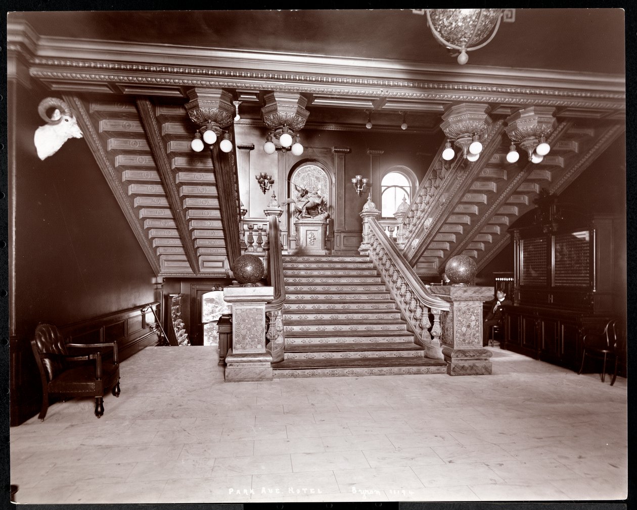 Klatka schodowa w hotelu Park Avenue, 1901 lub 1902 (srebrny odbitka żelatynowa) autorstwa Byron Company