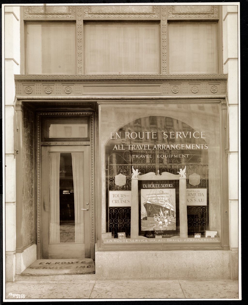 Witryna firmy En Route Service, Inc., w hotelu Savoy Plaza, 59th Street and 5th Avenue, Nowy Jork, 1928 (srebrny odbitka żelatynowa) autorstwa Byron Company