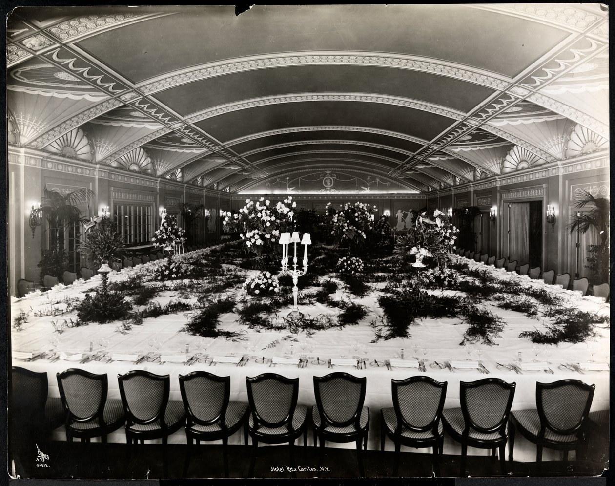 Zastawa stołowa na bankiet w hotelu Ritz-Carlton, 1913 (srebrny odbitka żelatynowa) autorstwa Byron Company