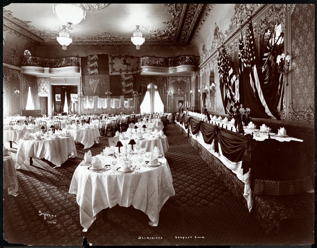 Stoły nakryte w Sali Bankietowej w Hotelu Delmonico, 1902 (srebrny odbitka żelatynowa) autorstwa Byron Company