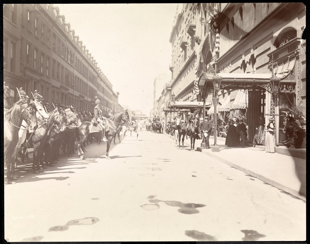 Sztab gubernatora w oczekiwaniu na przybycie Li Hung Chang w hotelu Waldorf Astoria, Nowy Jork, 1896 (srebrny odbitka żelatynowa) autorstwa Byron Company