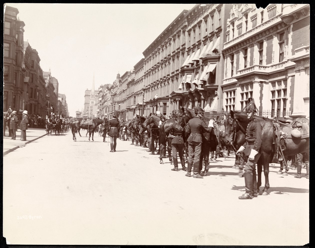 Sztab gubernatora w oczekiwaniu na przybycie Li Hung Chang w hotelu Waldorf Astoria, 34th Street, Nowy Jork, 1896 (srebrny odbitka żelatynowa) autorstwa Byron Company