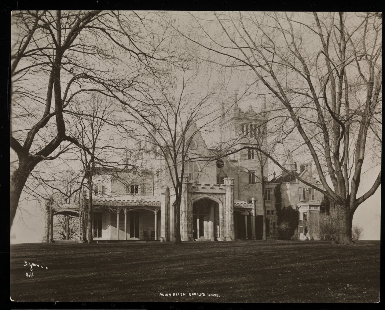 Posiadłość Helen Gould (późna rezydencja Jaya Goulda) w Tarrytown, Nowy Jork, 1893-94 (srebrny odbitka żelatynowa) autorstwa Byron Company