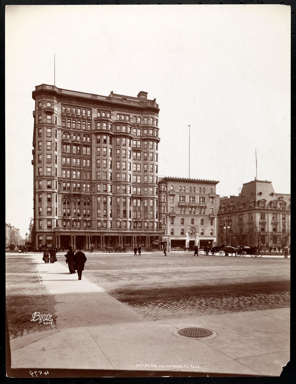 Hotel Savoy przy 59. ulicy i 5. alei, widok od strony wejścia do Central Parku, Nowy Jork, 1898 (odbitka żelatynowa) autorstwa Byron Company