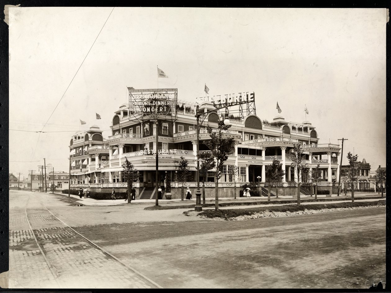 Hotel Shelburne przy Sea Breeze Avenue i Ocean Parkway, Coney Island, Nowy Jork, ok. 1913 r. (odbitka żelatynowa) autorstwa Byron Company